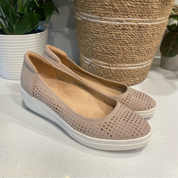 *SOLD* Not for sale Naturalizer Sand Drift Sam2 Perforated Wedge Women’s Size 9 - Picture 3 of 7